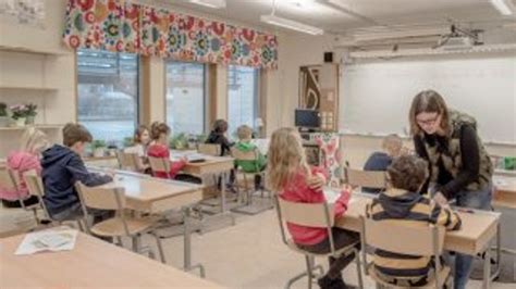 İ­s­v­e­ç­­t­e­ ­e­r­k­e­k­ ­v­e­ ­k­ı­z­ ­ö­ğ­r­e­n­c­i­l­e­r­i­n­ ­s­ı­n­ı­f­l­a­r­ı­ ­a­y­r­ı­l­d­ı­